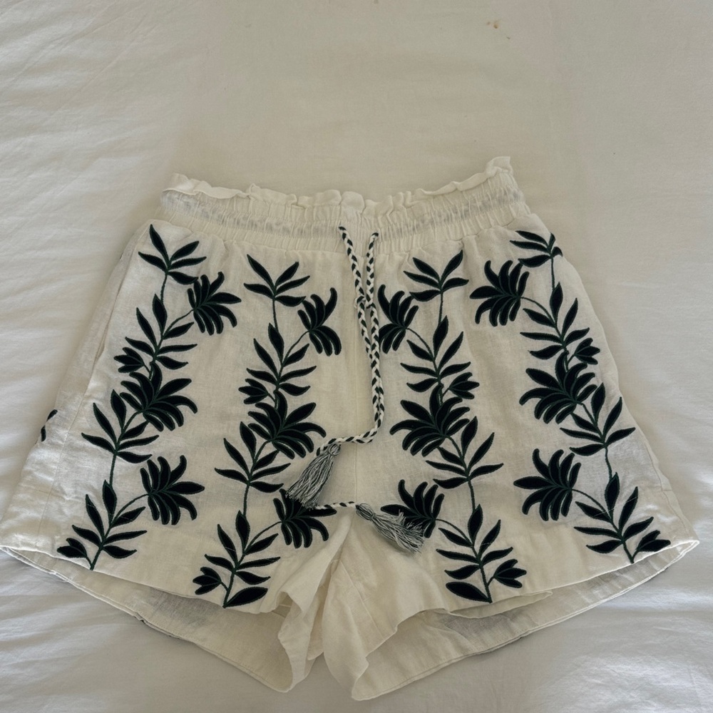 House of Harlow Women's White and green Leaf Print Shorts
